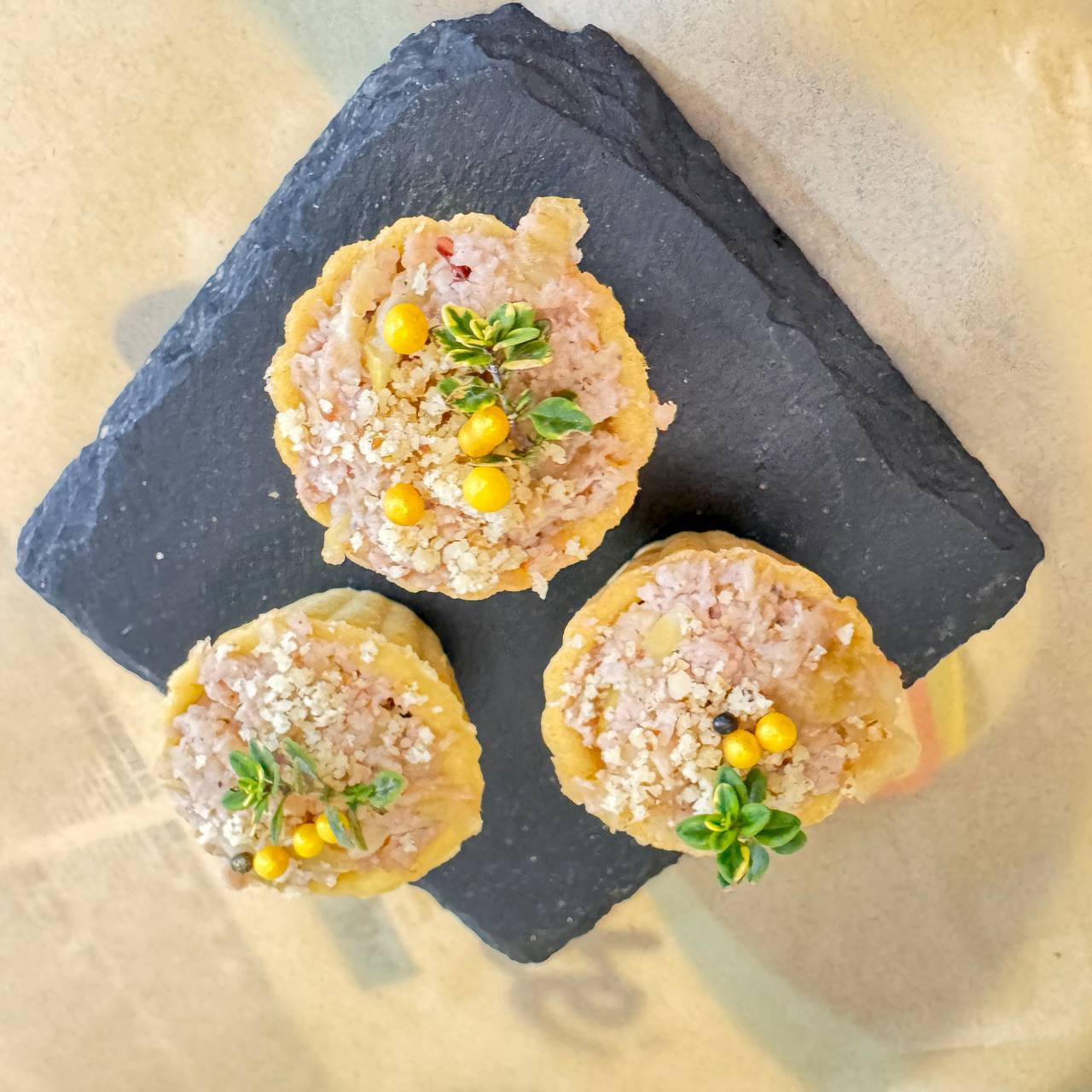 Мини-тарталетка «Медовая утка с яблоком и орехом» — 20 г — фото 3