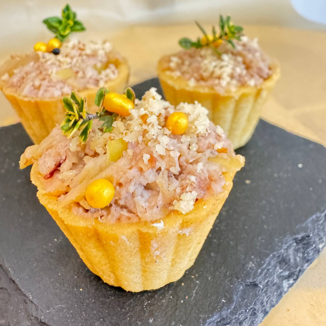Мини-тарталетка «Медовая утка с яблоком и орехом» — 20 г — фото 2